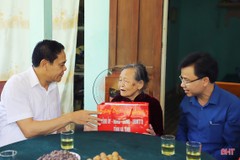 Chủ tịch UBND tỉnh thăm hỏi, tặng quà Mẹ Việt Nam anh hùng, thương bệnh binh ở Hương Khê