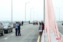 Sớm ngăn chặn tình trạng đỗ xe trên cầu Cửa Hội để chụp ảnh
