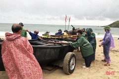 Bộ đội Biên phòng Đèo Ngang giúp ngư dân neo tàu thuyền tránh bão Noru