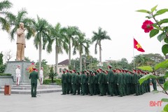 Đoàn đại biểu LLVT Hà Tĩnh dâng hương tưởng niệm Chủ tịch Hồ Chí Minh và các anh hùng liệt sỹ