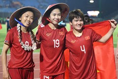 Thanh Nhã đội nón lá Việt Nam cực dễ thương, ăn mừng HCV SEA Games lịch sử