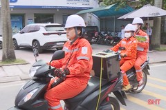 Nhân viên điện lực Hà Tĩnh phát loa di động kêu gọi tiết kiệm điện
