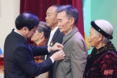 169 đảng viên ở Cẩm Xuyên được trao tặng, truy tặng Huy hiệu Đảng
