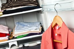Vì sao không nên cất tiền trong tủ quần áo?