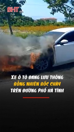 Xe ô tô bỗng nhiên bốc cháy khi lưu thông trên đường phố Hà Tĩnh