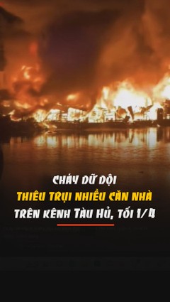 Cháy dữ dội, nhiều căn nhà trên kênh Tàu Hủ ở TPHCM bị thiêu trụi 