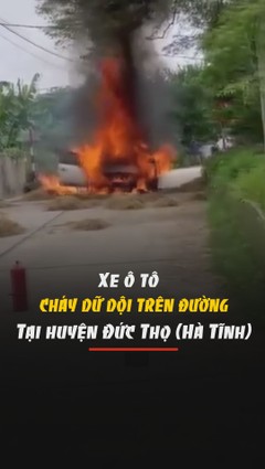 Ô tô cháy dữ dội tại tuyến đường liên xã ở Hà Tĩnh
