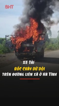 Xe tải bốc cháy dữ dội trên đường liên xã ở Hà Tĩnh