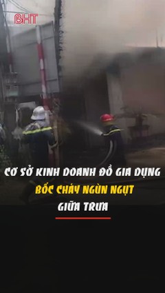 Cơ sở kinh doanh đồ gia dụng bốc cháy ngùn ngụt giữa trưa ở Hà Tĩnh