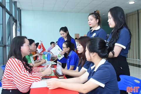 Hơn 400 sinh viên Đại học Hà Tĩnh tham gia ngày hội tư vấn, giới thiệu việc làm 