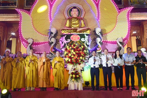 Lãnh đạo tỉnh Hà Tĩnh chúc mừng Đại lễ Phật đản năm 2024