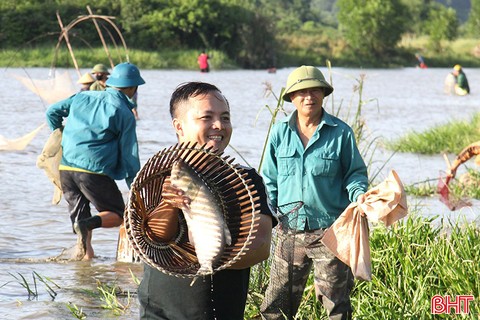 Khám phá lễ hội cả làng mang nơm, vó đi bắt cá 