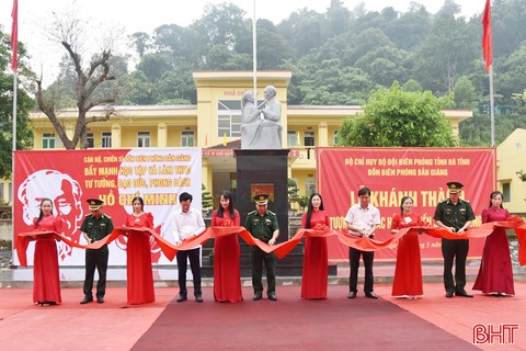 Khánh thành tượng đài “Bác Hồ với chiến sĩ biên phòng” ở Đồn Biên phòng Bản Giàng