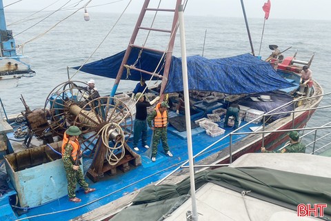 Bắt 2 tàu giã cào khai thác hải sản sai quy định