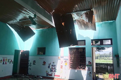 Lốc xoáy gây tốc mái trường học, nhiều nhà dân Hương Sơn 