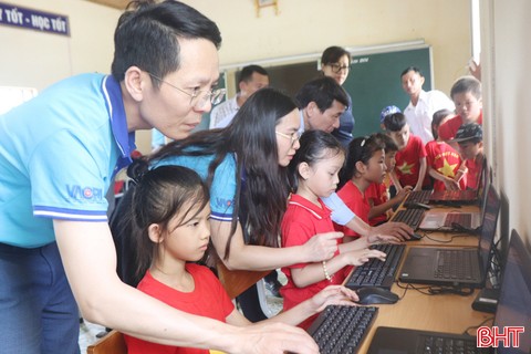 Trao tặng nhiều phần quà trị giá 170 triệu đồng cho học sinh Hương Sơn