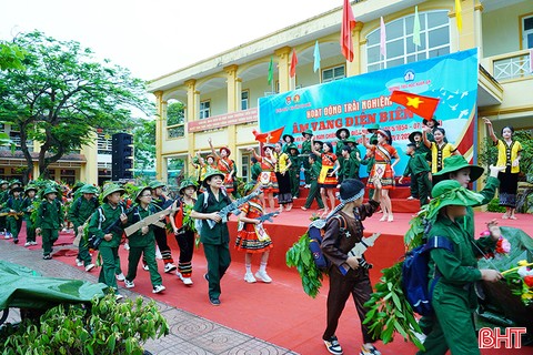 Học sinh Nghi Xuân trải nghiệm chương trình "Âm vang Điện Biên"