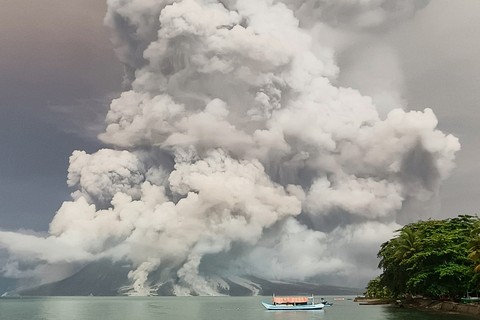 Núi lửa phun trào, Indonesia đóng sân bay quốc tế
