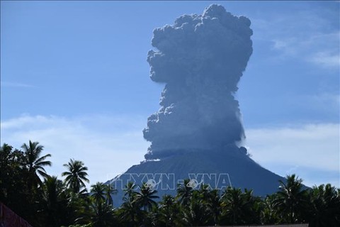 Indonesia: Sơ tán hàng trăm người gần núi lửa đang phun trào