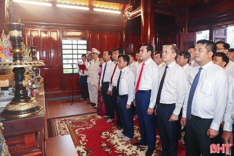 Lãnh đạo tỉnh Hà Tĩnh dâng hương tưởng niệm Chủ tịch Hồ Chí Minh 