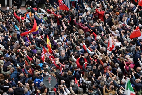 Hơn 12.000 người tuần hành kêu gọi Thủ tướng Tây Ban Nha không từ chức