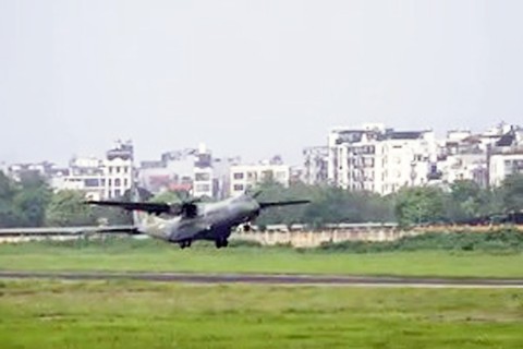 Máy bay vận tải hiện đại nhất Việt Nam đưa thiết bị lên Điện Biên