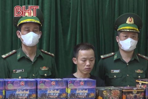 Bắt lái xe tải vận chuyển 77kg pháo hoa nổ qua biên giới Hà Tĩnh