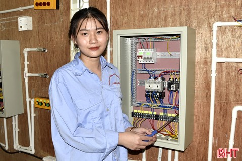 Nữ sinh đầu tiên ở Hà Tĩnh học cao đẳng chuyên ngành kỹ thuật