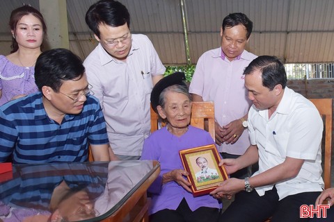 Lãnh đạo Hà Tĩnh thăm hỏi, tặng quà Mẹ Việt Nam Anh hùng
