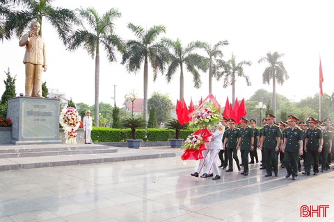 Bộ CHQS tỉnh dâng hương Chủ tịch Hồ Chí Minh, thăm hỏi cựu chiến binh Điện Biên Phủ