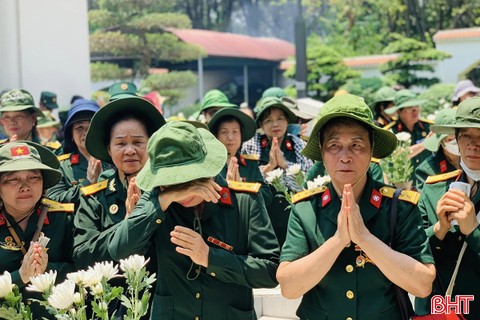 Vượt nắng nóng, hàng nghìn du khách hành hương về Ngã ba Đồng Lộc