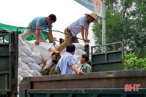 Hương Khê tiếp nhận, phân bổ 400 tấn gạo hỗ trợ người dân vùng lũ