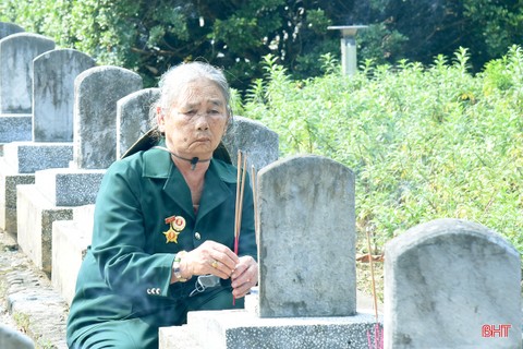 Viếng nơi yên nghỉ của gần 800 liệt sĩ quê Hà Tĩnh tại Quảng Trị