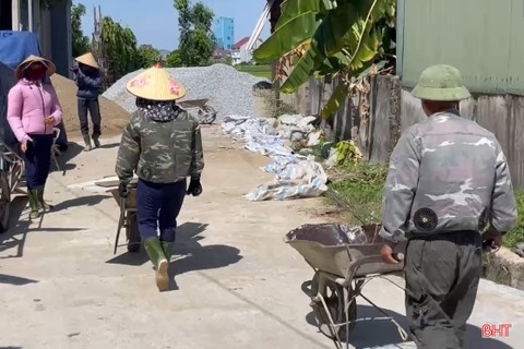 "Áo điều hòa” giúp người lao động Hà Tĩnh làm việc hiệu quả dưới nắng nóng