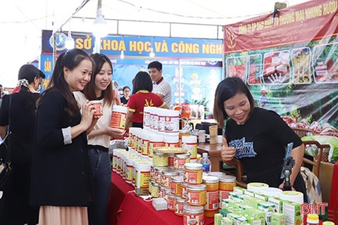 Nhộn nhịp mua sắm tại Lễ hội Cam và sản phẩm nông nghiệp Hà Tĩnh