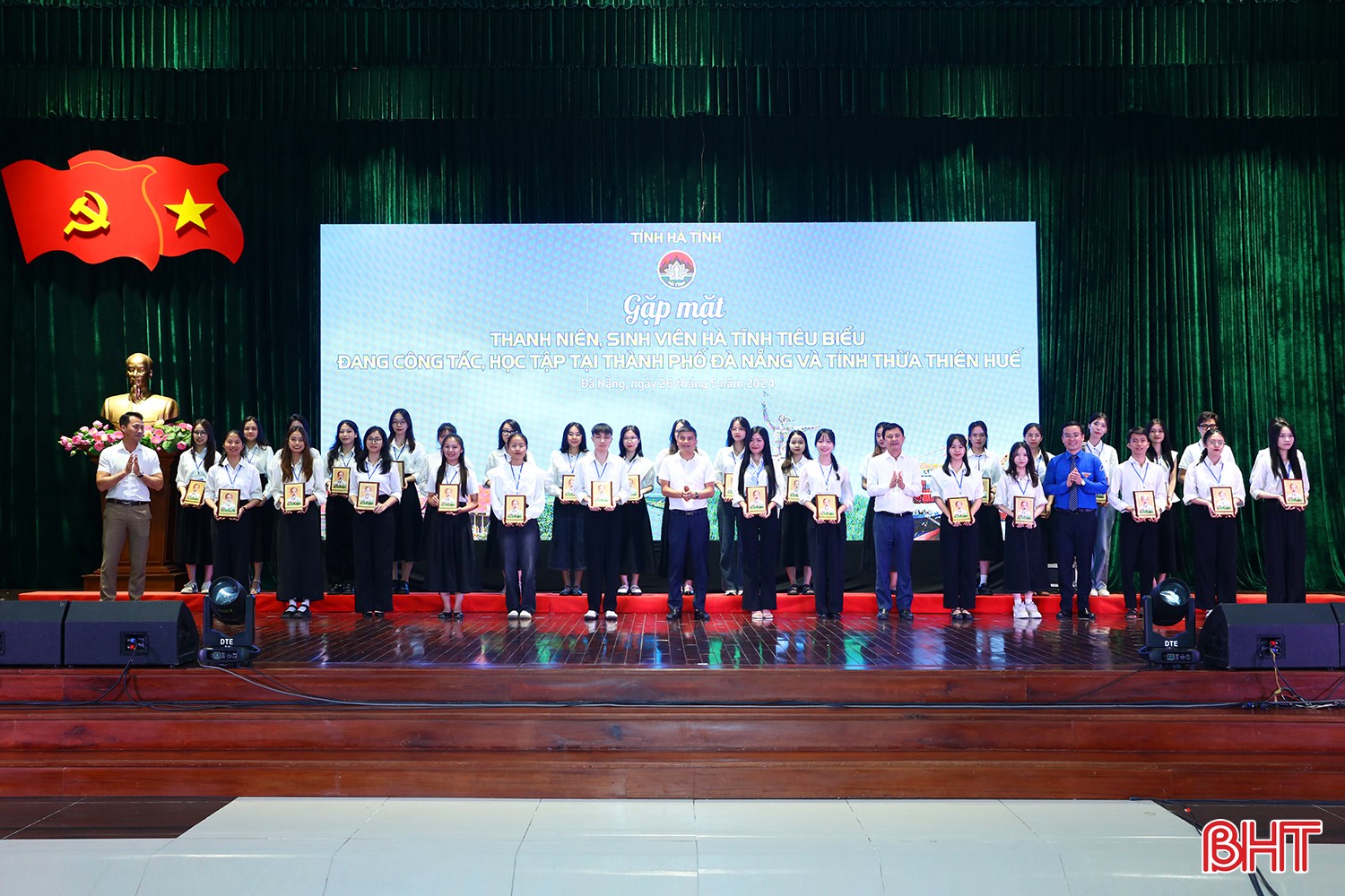 Phó Chủ tịch UBND tỉnh Lê Ngọc Châu, Phó Bí thư Tỉnh đoàn Nguyễn Hoài Nam và đại diện các doanh nghiệp tặng quà các bạn sinh viên, thanh niên tiêu biểu.