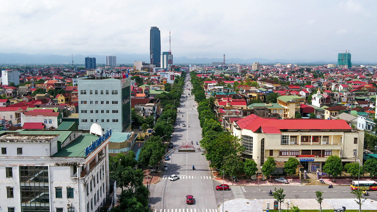 aĐường Phan Đình Phùng nhìn từ Quảng trường lên Vincom.jpg