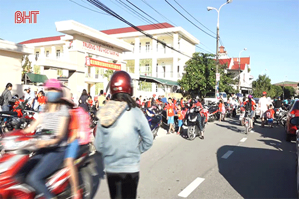 Bát nháo giao thông trước cổng trường học trên địa bàn TP Hà Tĩnh