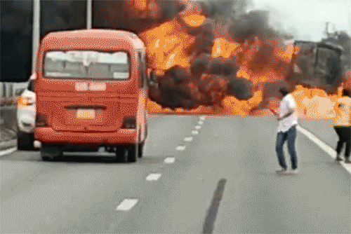 Ôtô chở dầu cháy lan dài 100 m ở cao tốc Trung Lương