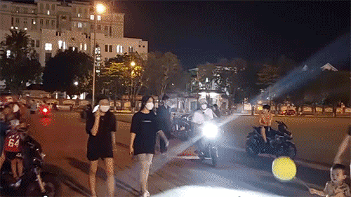 Nguy hiểm rình rập khi xe máy di chuyển trong khuôn viên quảng trường TP Hà Tĩnh