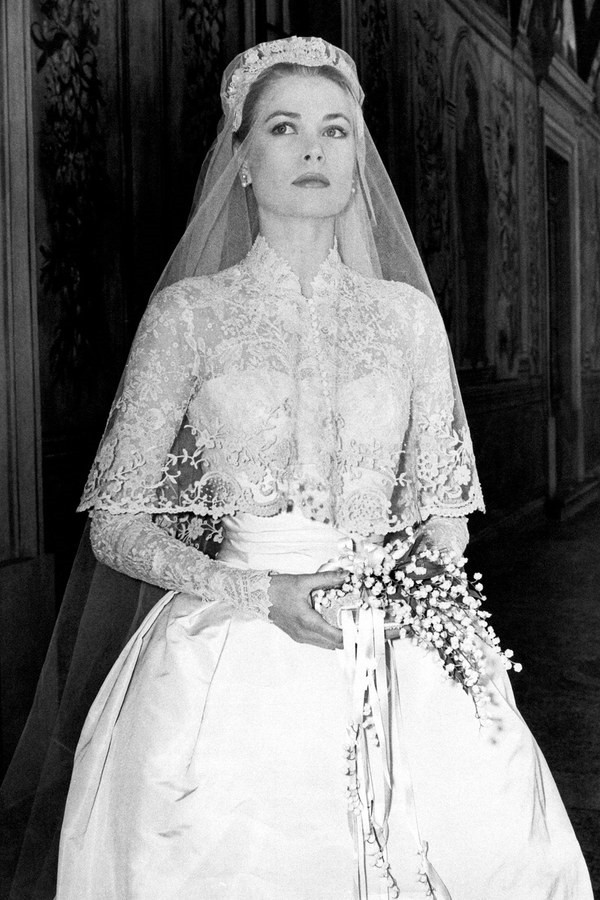 Trầm trồ trước những bộ váy cưới hoàng gia đẹp nhất mọi thế kỷ