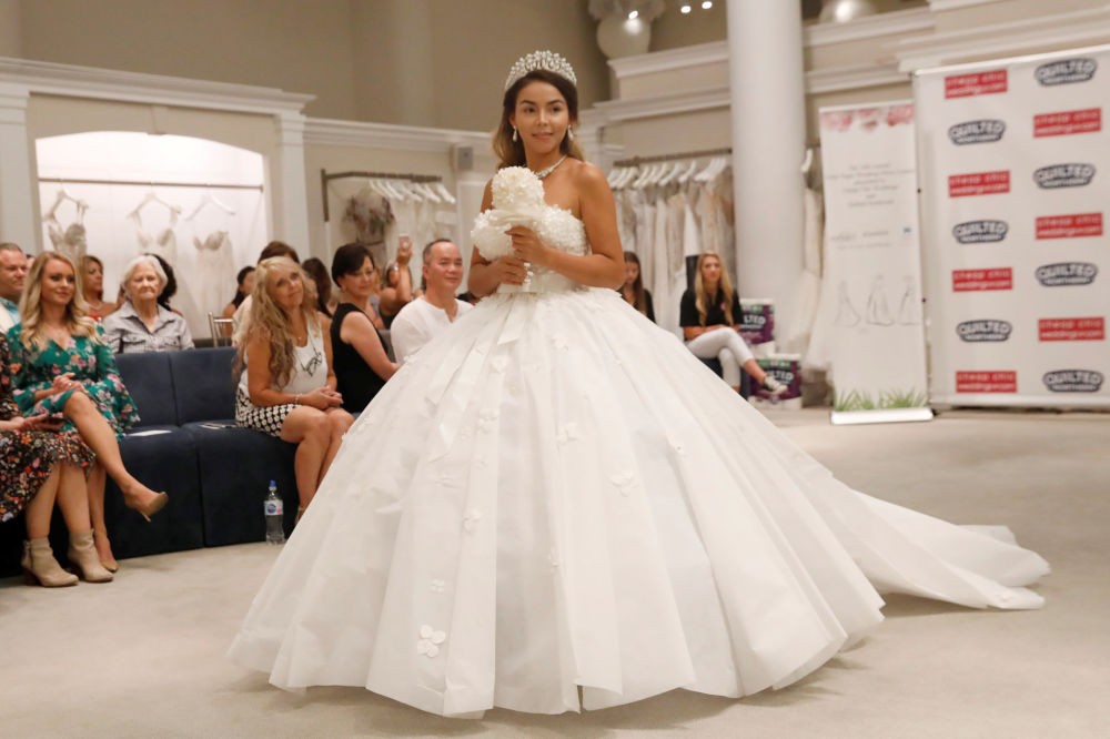 Mốt váy cưới đắp ren của Diễm My 9x - VnExpress Giải trí