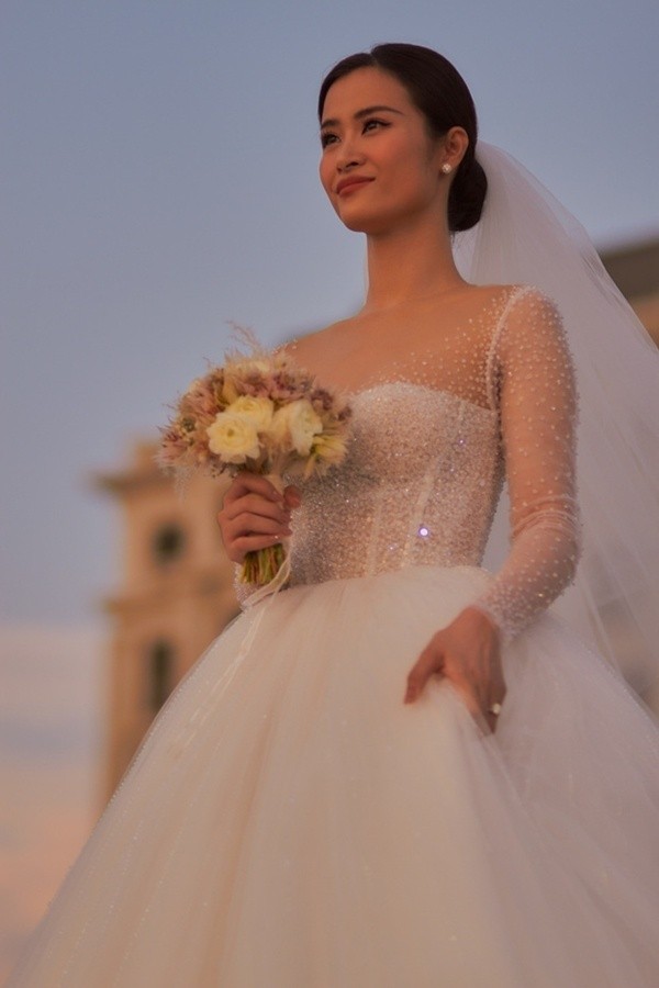 Váy cưới thiết kế riêng Hà Linh - Bí mật của sự lộng lẫy và tinh tế.
