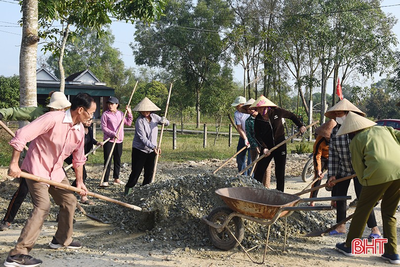 Người dân thôn Sơn Tiến, xã Thạch Sơn (Thạch Hà) hoàn thiện, nâng cấp các tiêu chí nông thôn mới.