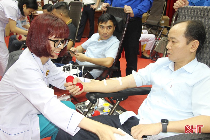 Lãnh đạo huyện Vũ Quang tham gia hiến máu tại ngày hội.