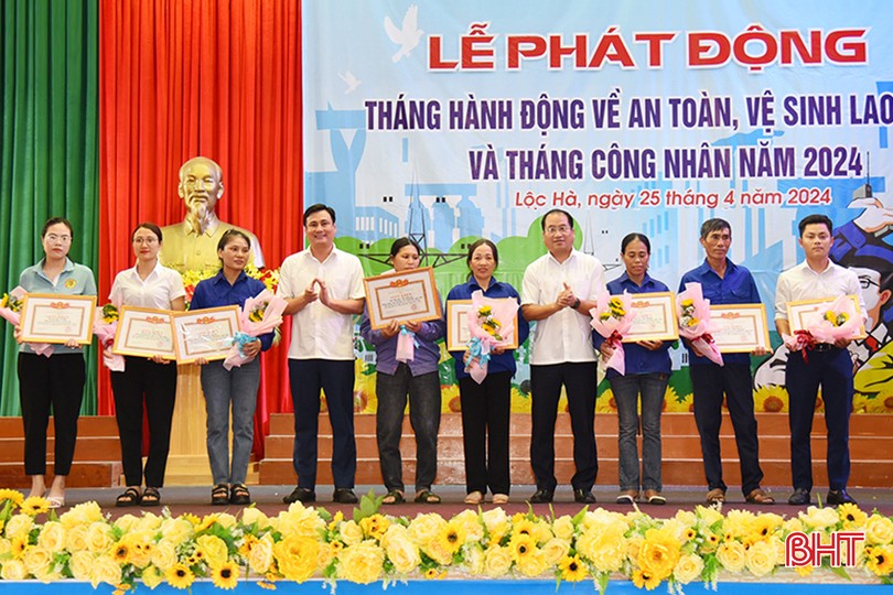 Lãnh đạo huyện Lộc Hà trao giấy khen của Chủ tịch UBND huyện cho 8 CNVCLĐ tiêu biểu.