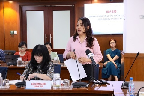 Phó Giám đốc Bảo hiểm xã hội TPHCM Nguyễn Thị Thu Hằng thông tin tại buổi họp báo.