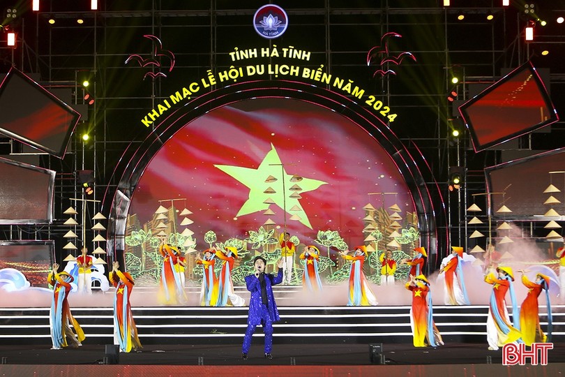 Ca sỹ Tùng Dương biểu diễn tại lễ khai trương du lịch biển Hà Tĩnh năm 2024.