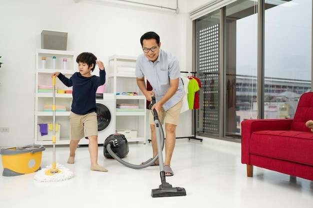 Dọn dẹp nhà tránh ẩm mốc bụi bẩn là cách phòng bệnh viêm mũi xoang.