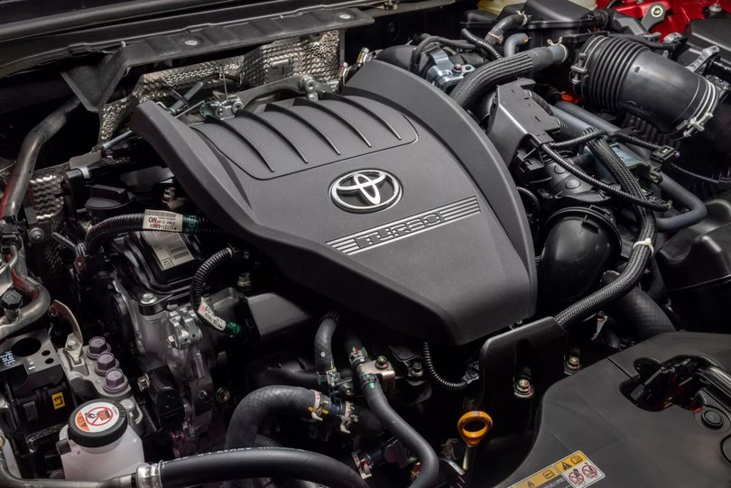 Toyota Crown 2025 tăng giá bán, thêm bản Nightshade thể thao hơn
